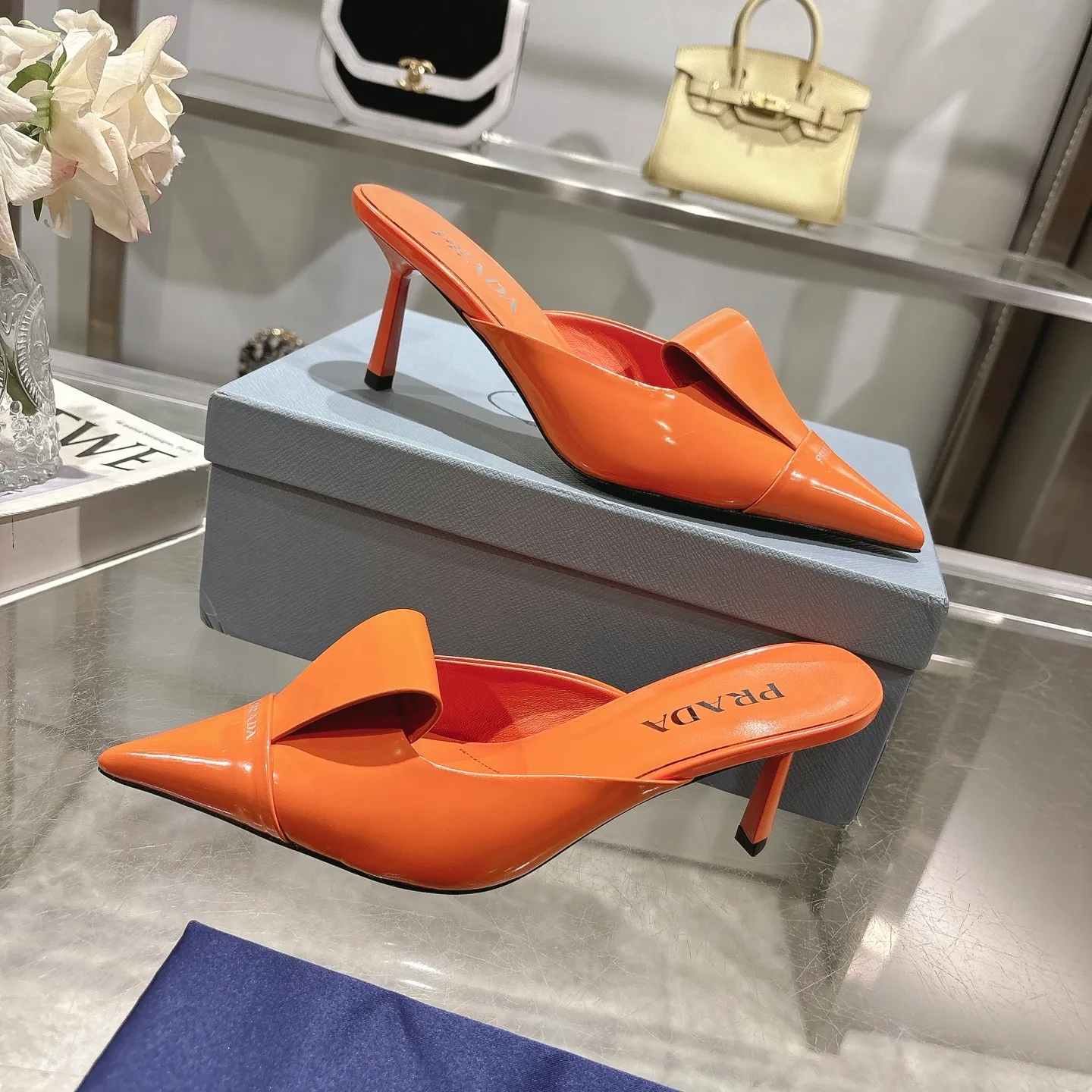 👟👟Ex-factory price 540👟👟 High version ex-factory PRADA* Prada 25ss spring and summer new Mary Jane pointed-toe high-heeled shoes fashion shoes. Purchased from the original version and developed 1:1, perfect details, comfortable on the feet, can be matched with beautiful spring and summer clothes, exquisite and durable 🤩 ✔Upper: original open-edge beaded cowhide ✔Inner: sheepskin ✔Outsole: Italian genuine leather outsole ✔Heel height: 5.5cm, 7.5cm ✔Number of yards: 35-40 (41 customized, non-refundable) ✔Packaging: Original full set of packaging